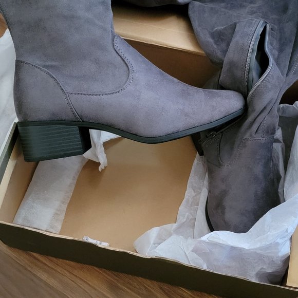 Women's Thigh high Boots - Picture 2 of 4